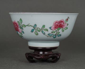 Yongzheng (1723-1735) - Kom - Peonies and Chrysanthemum in