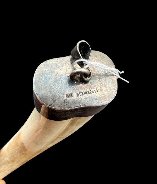 Pendentif Ancien en Défense de Phacochère, Monture Argent, Antiek en Kunst, Kunst | Niet-Westerse kunst