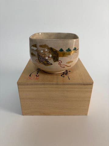 Céramique de Kyoto, style Ninsei, chawan carré par Shunzan –