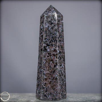 Melanit Gabbro Obelisk – sculpturaal luxe-statement uit