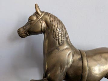 Statue, Vintage brons Paard op Houten Sokkel – Mid-Century