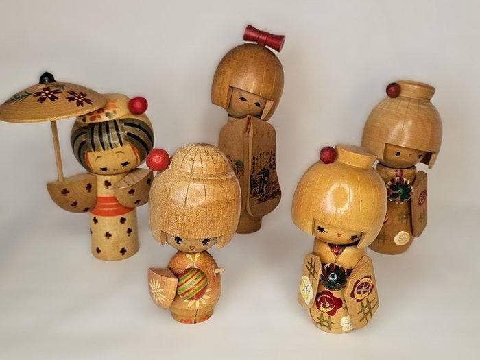 Creatieve Kokeshi-poppen (5) – waaronder werken van Tomio, Antiquités & Art, Curiosités & Brocante