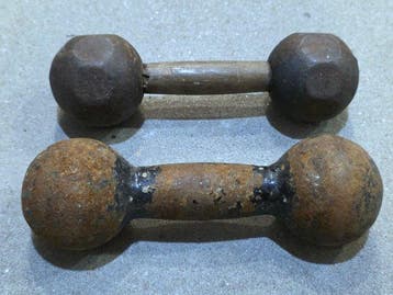 Paire de vieilles haltères en fonte – env. 1900–1940 –