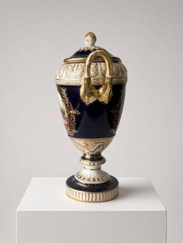 Vaas - Een antieke Helena Wolfsohn Dresden porselein urn met, Antiquités & Art