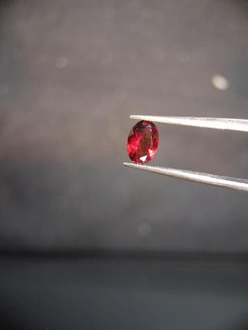 Natural Garnet - Rhodolite - 0.715 ct - oval - unheated- red, Verzenden