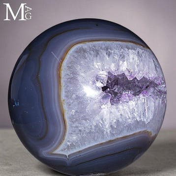 Natuurlijke blauwgestreepte agaatbol met amethistgeode -