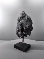 PALA PERIOD Een fragment van een zwarte stele die