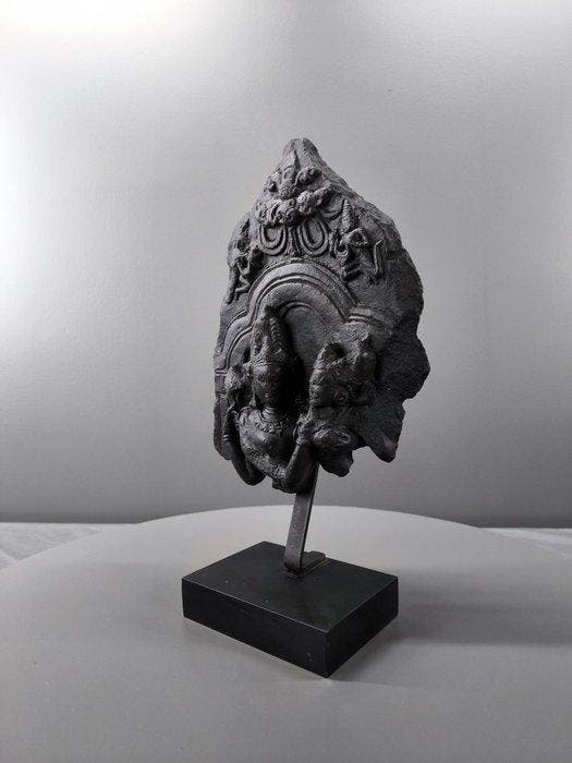 PALA PERIOD Een fragment van een zwarte stele die, Antiek en Kunst, Antiek | Overige Antiek