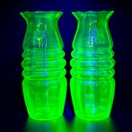 Verreries Doyen - Vaas (2) - Floralies - Uraniumglas -, Antiek en Kunst