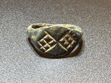 Middeleeuwen, kruisvaardersperiode Brons Ring met twee