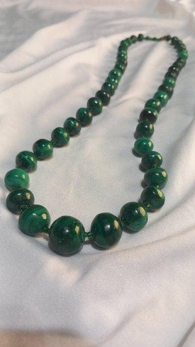 malachiet Sieraden - Hoogte: 58 cm- 105 g - (1), Verzamelen, Mineralen en Fossielen