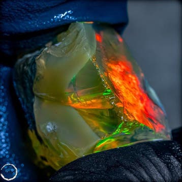 Crystal Opal avec un jeu de couleurs néon intense 35,8 ct-