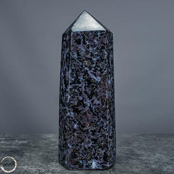 Natuurlijke Zeer Grote Indigo Gabbro - Merlinit Obelisk-