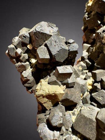 Grote magnetiet en pyriet met duidelijke kristallen
