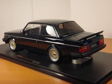IXO 1:18 - Model sedan - Volvo 240 Turbo Custom Black 1986, Nieuw