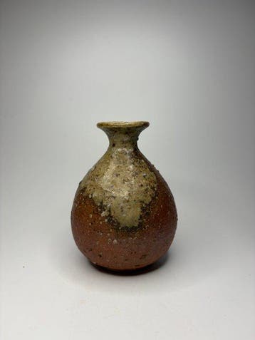 Japanse Bizen Ware Tokkuri – natuurlijk ovengetransformeerde