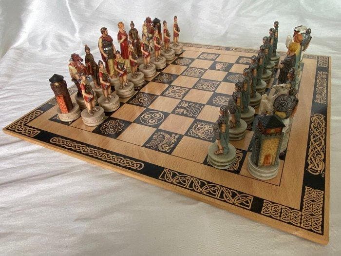 Schaakspel - Griekse troepen op een houten bord, Antiek en Kunst, Curiosa en Brocante