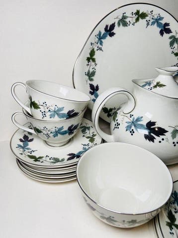 Royal Doulton - Theeservies (22) - Burgundy - Porselein