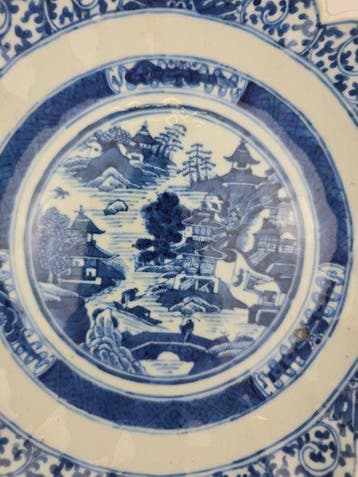 Bord - Porselein - Gegooide Chinese schotel, Antiek en Kunst