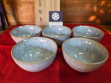 Set van 5 Celadon Sencha-kopjes met rode kraakglazuur –