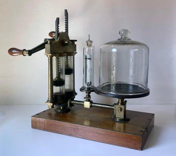 Vacuümpomp - Gelakt messing, Walnoot - E. Leybolds