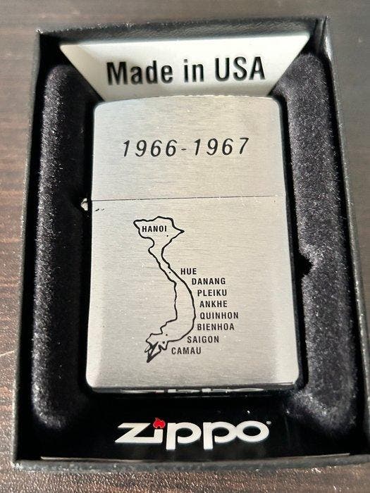Zippo - C10-Saigon - Zonder minimumprijs - Aansteker - Staal, Collections, Articles de fumeurs, Briquets & Boîtes d'allumettes