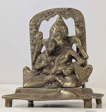 Heer Ganesha in een zeldzame, medi9terende houding. - Brons