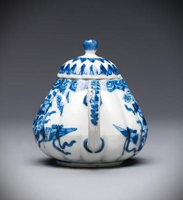 GEEN RESERVE - ANTIEKE CHINESE BLAUW-WIT GERIBBELDE THEEPOT