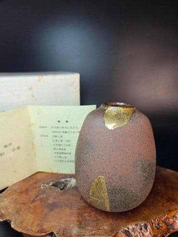 Japanse as-glazuurde kleine vaas met glinsterende gouden