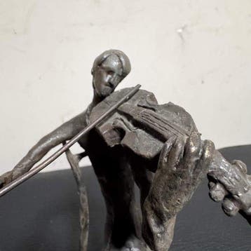 Beeld, ViolinistSculpture of a figure playing the violin -