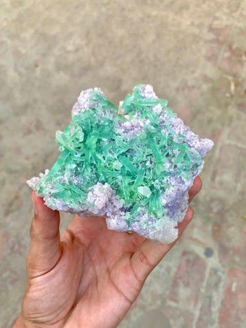 Cristaux de tourmaline verte de taille humaine, bouquet sur, Verzamelen