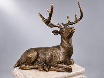 Beeld, hert liggende - 36 cm - polyresin, Antiek en Kunst