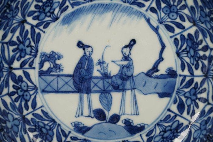 Kangxi (1662-1722) - Assiette - Two Ladies bearing a Fan, Antiek en Kunst, Antiek | Overige Antiek