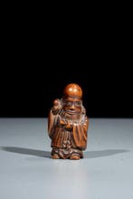 Een Japanse houten netsuke die een staande wijze verbeeldt, Antiek en Kunst