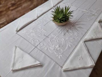 Tovaglia ricamata a mano in misto lino 12 posti tablecloth