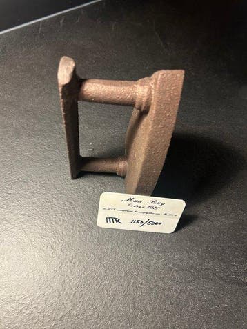 Man Ray (1890-1976) - sculptuur, Cadeau - 17 cm - IJzer
