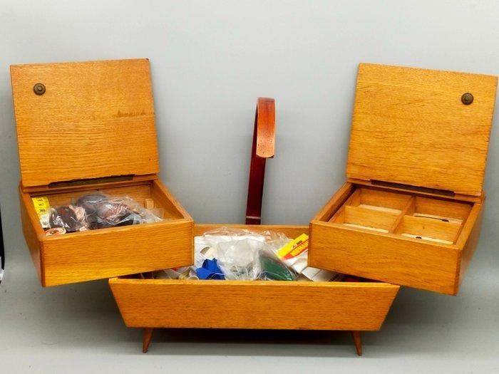 Boîte à couture - Coffre à ouvrages avec des compartiments, Antiquités & Art, Art | Objets design