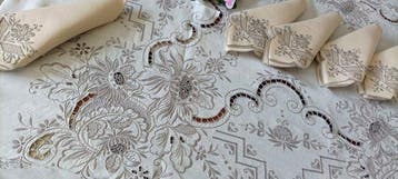 Kunstwerk! Droomdoek uit het trousseau met handgeborduurde