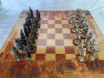 Schaakspel - Vintage figuren, met de hand vervaardigd uit