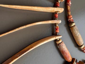 Ijzeren Tijdperk tot Moderne Tijden kralenketting, Antiek en Kunst