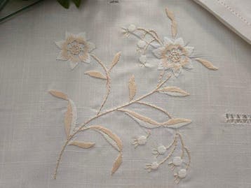 Tovaglia ricamata a mano in misto lino 12 posti tablecloth