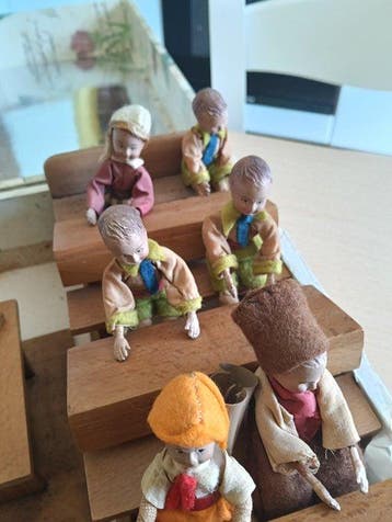 Unknown Manufacturer - Poupée - Miniature School Class With