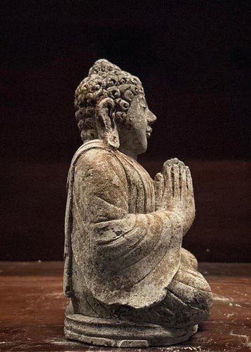 Buddha Antico in Arenaria – Scultura Balinese con Anjali, Antiek en Kunst