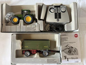 Siku 1:32 - Modelauto (2) - John Deere trattore e rimorchio, Nieuw