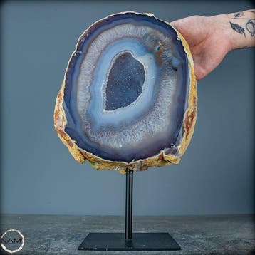 Natuurlijke gesneden geode, chalcedoon & agaat Op stand-