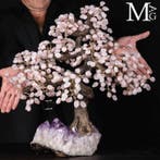 Decoratieve boom op amethistdruze – rozenkwartsbladeren -