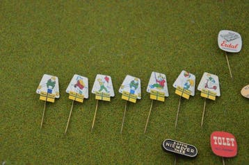 diverse - Speelgoed Verzameling van oude reclame speldjes -
