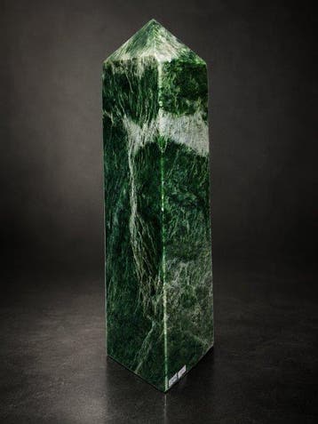 Énorme tour en néphrite verte – Veinage blanc élégant et
