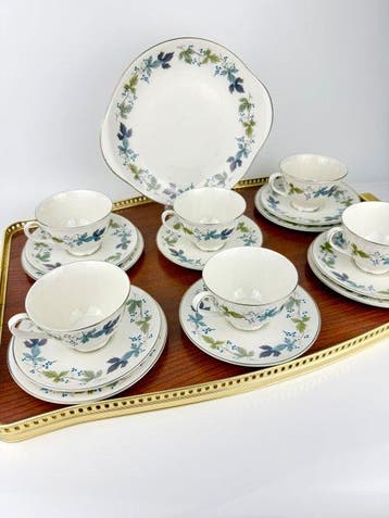 Royal Doulton - Theeservies (17) - Porselein - Burgundy /