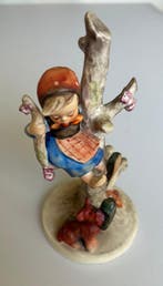 Goebel - Figurine - Meisje in boom met hond - Porcelaine